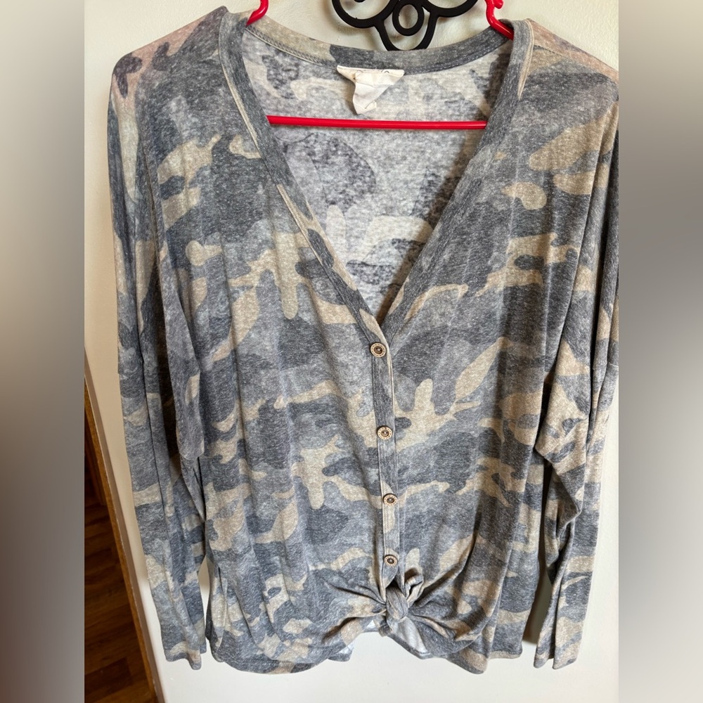 🌻Long sleeve v-neck top with button front and ties at the bottom.